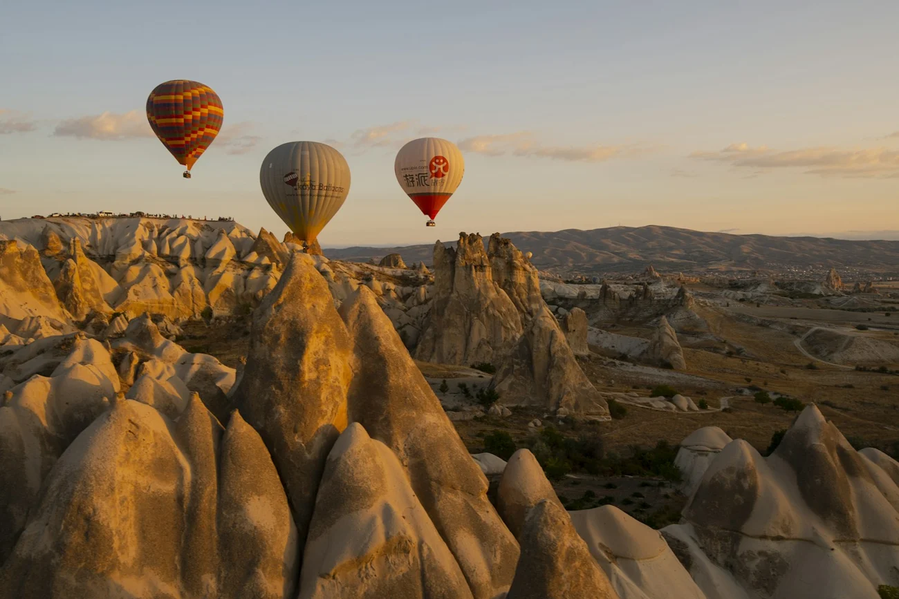 Kapadokya'da gün doğumu ve sıcak hava balonları