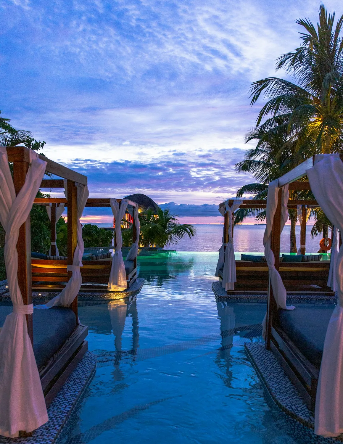 Deniz ve havuz manzaralı tatil oteli için temsili fotoğraf
